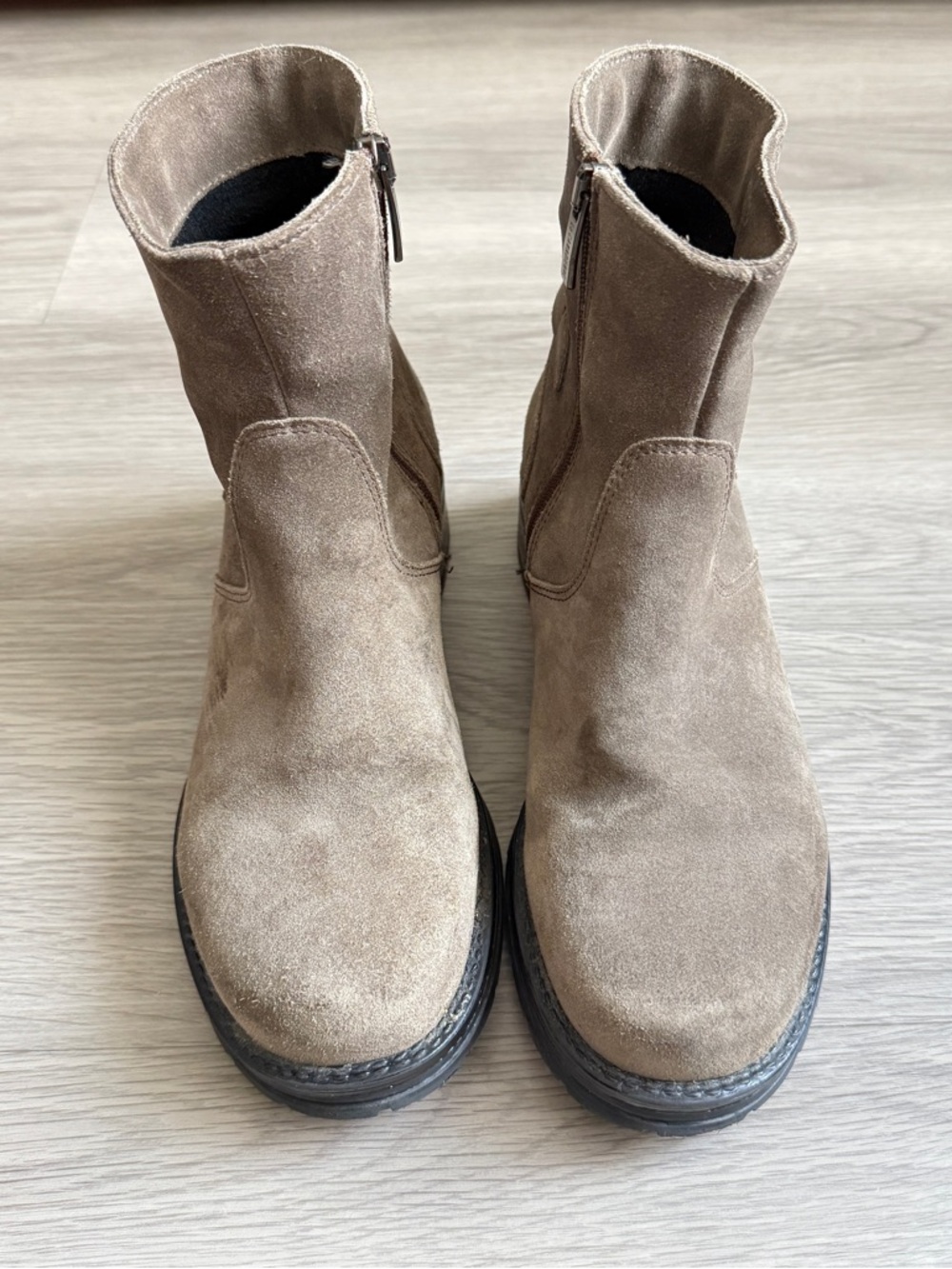La Canadienne Suede Ankle Boot | Taupe | Size 7.5